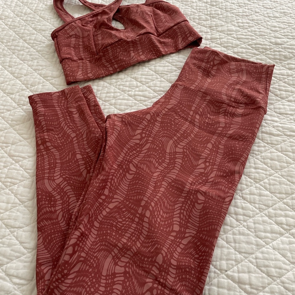 Patterned Sports Bra and Leggings Set Size Small - Picture 2 of 5
